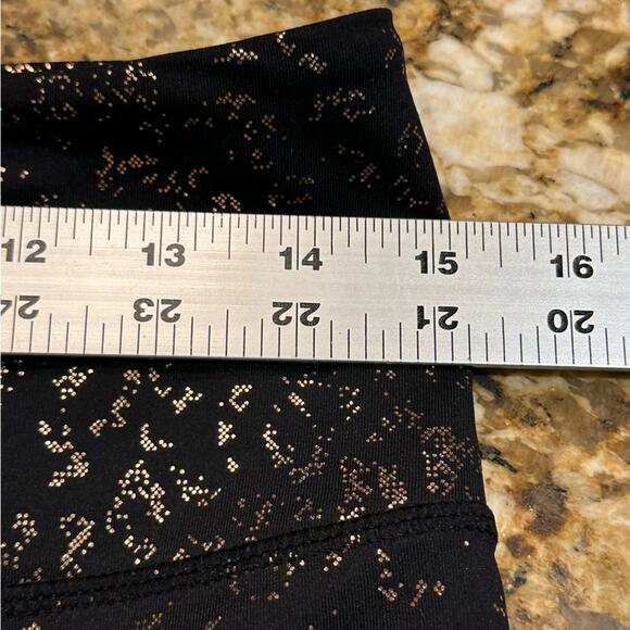 Zyia Active Women’s Size 12 Cropped Leggings in Black with Copper Metallic - Picture 5 of 6